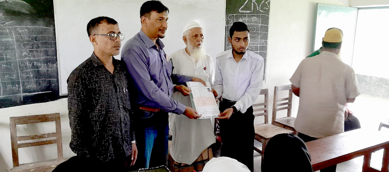 এইচ এস সি 2023 পরীক্ষার্থীদের হাতে প্রবেশ পত্র তুলে দিচ্ছেন অধ্যক্ষ, icmc, ichhali model college,imc